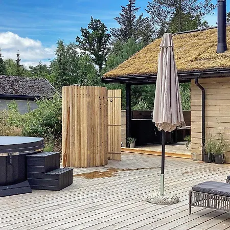 Luxury Retreat With Spa, Hals Hals