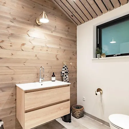 Luxury Retreat With Spa, Hals Feriehus